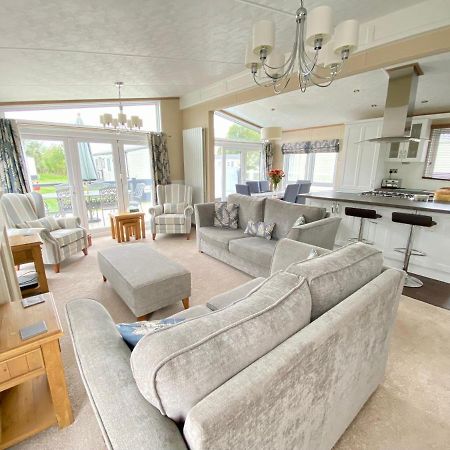 Wildflower, Premium Plus Hot Tub Lodge South Cerney Eksteriør billede
