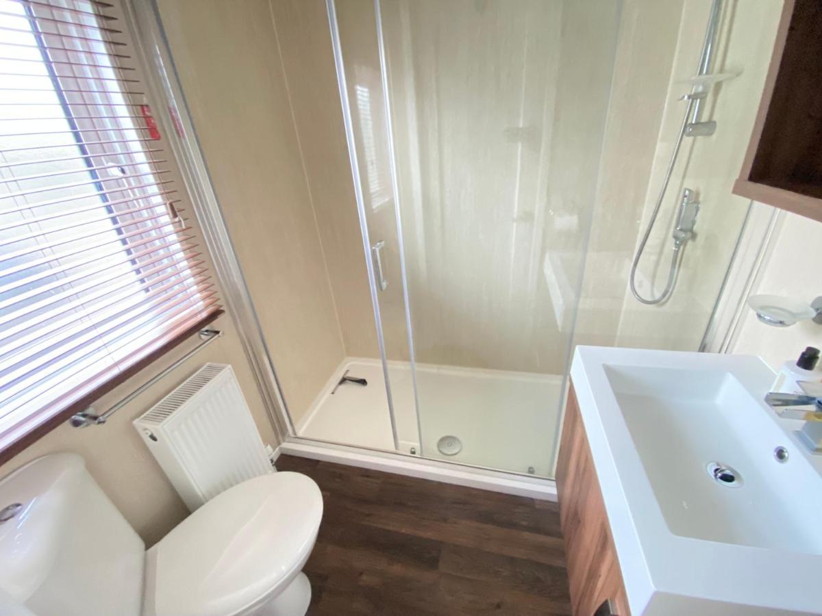 Wildflower, Premium Plus Hot Tub Lodge South Cerney Eksteriør billede