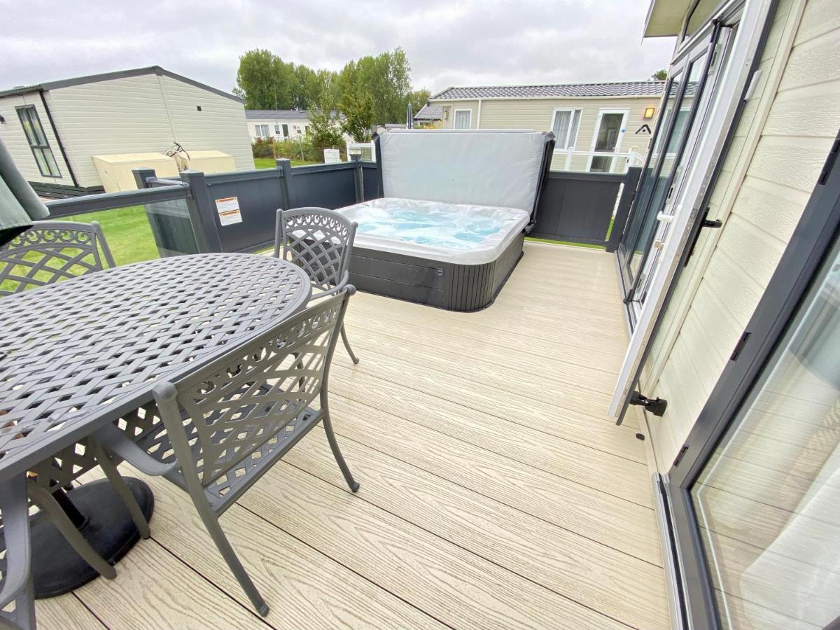 Wildflower, Premium Plus Hot Tub Lodge South Cerney Eksteriør billede