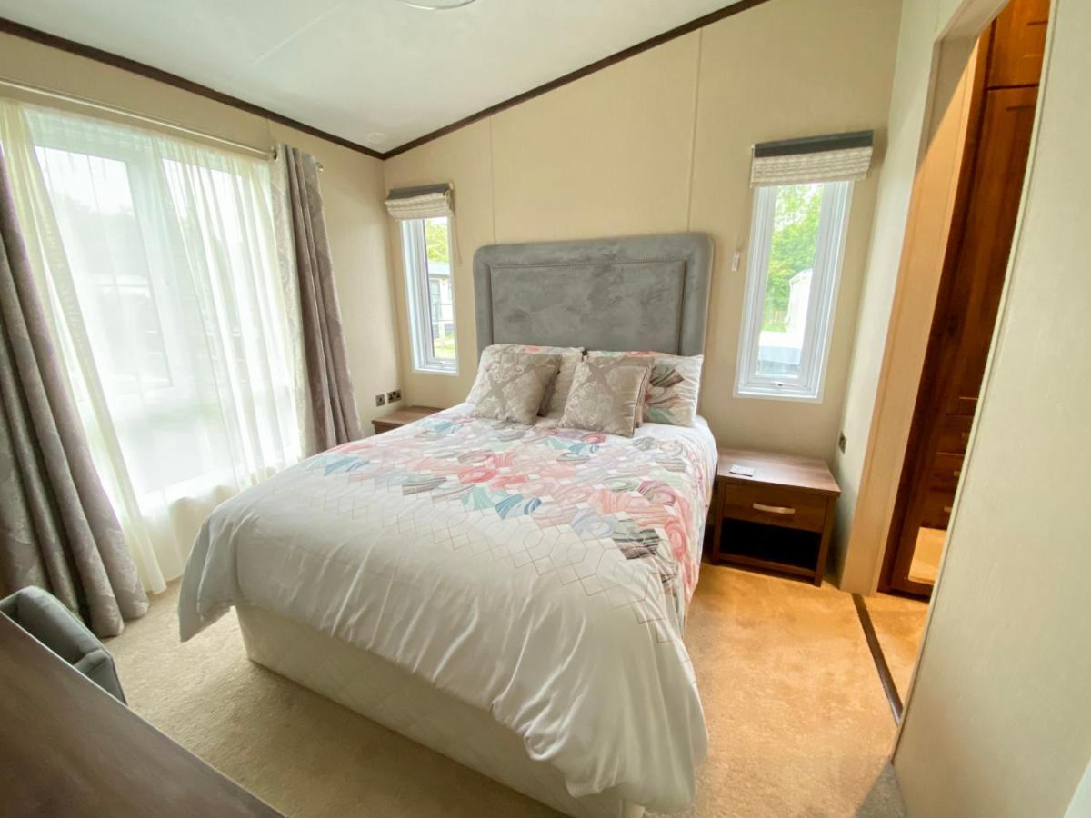 Wildflower, Premium Plus Hot Tub Lodge South Cerney Eksteriør billede