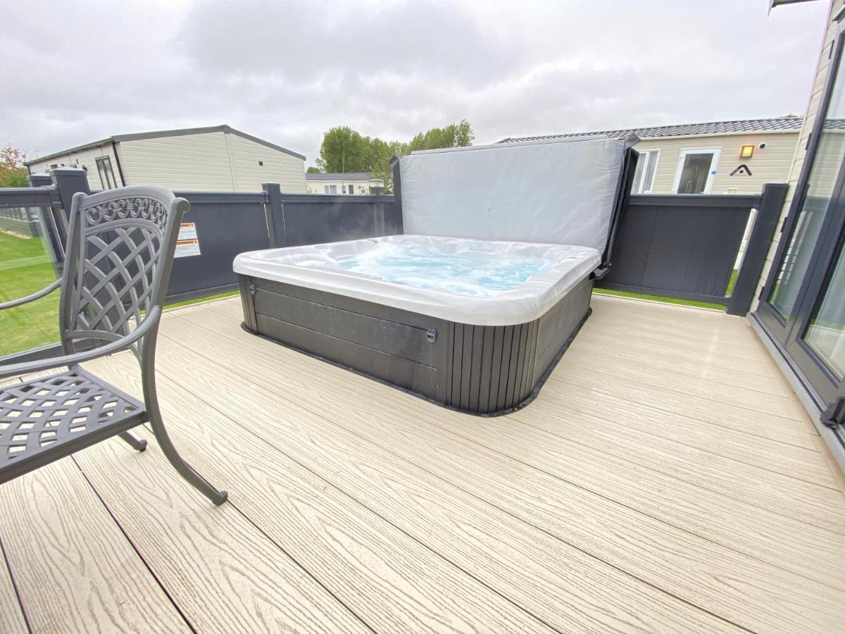 Wildflower, Premium Plus Hot Tub Lodge South Cerney Eksteriør billede
