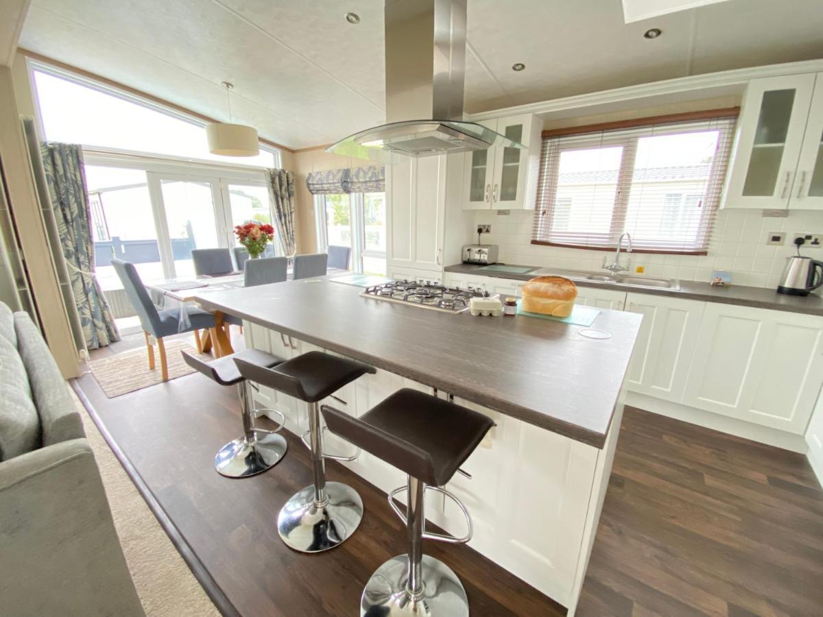 Wildflower, Premium Plus Hot Tub Lodge South Cerney Eksteriør billede