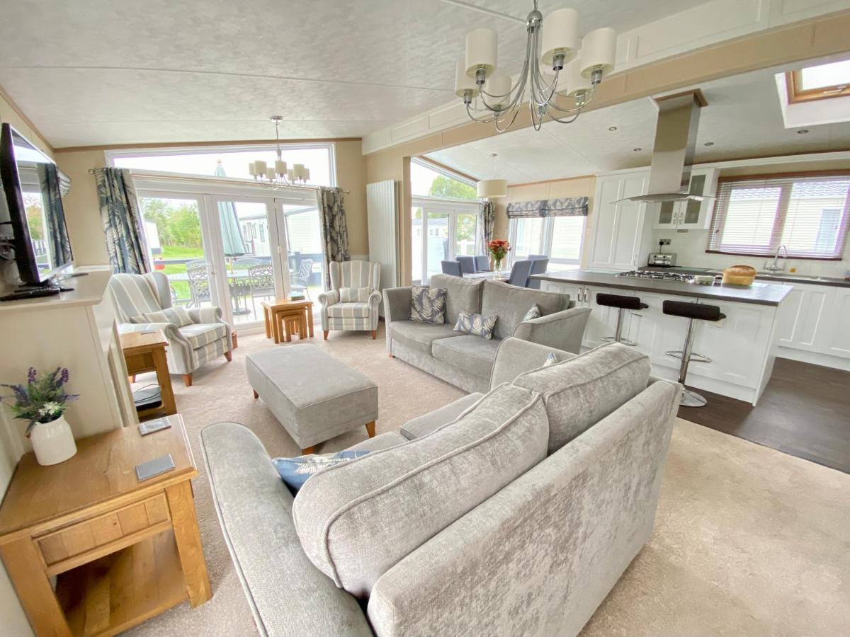 Wildflower, Premium Plus Hot Tub Lodge South Cerney Eksteriør billede
