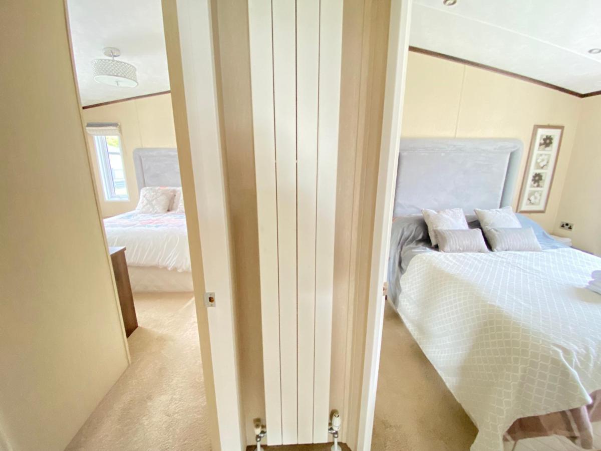Wildflower, Premium Plus Hot Tub Lodge South Cerney Eksteriør billede