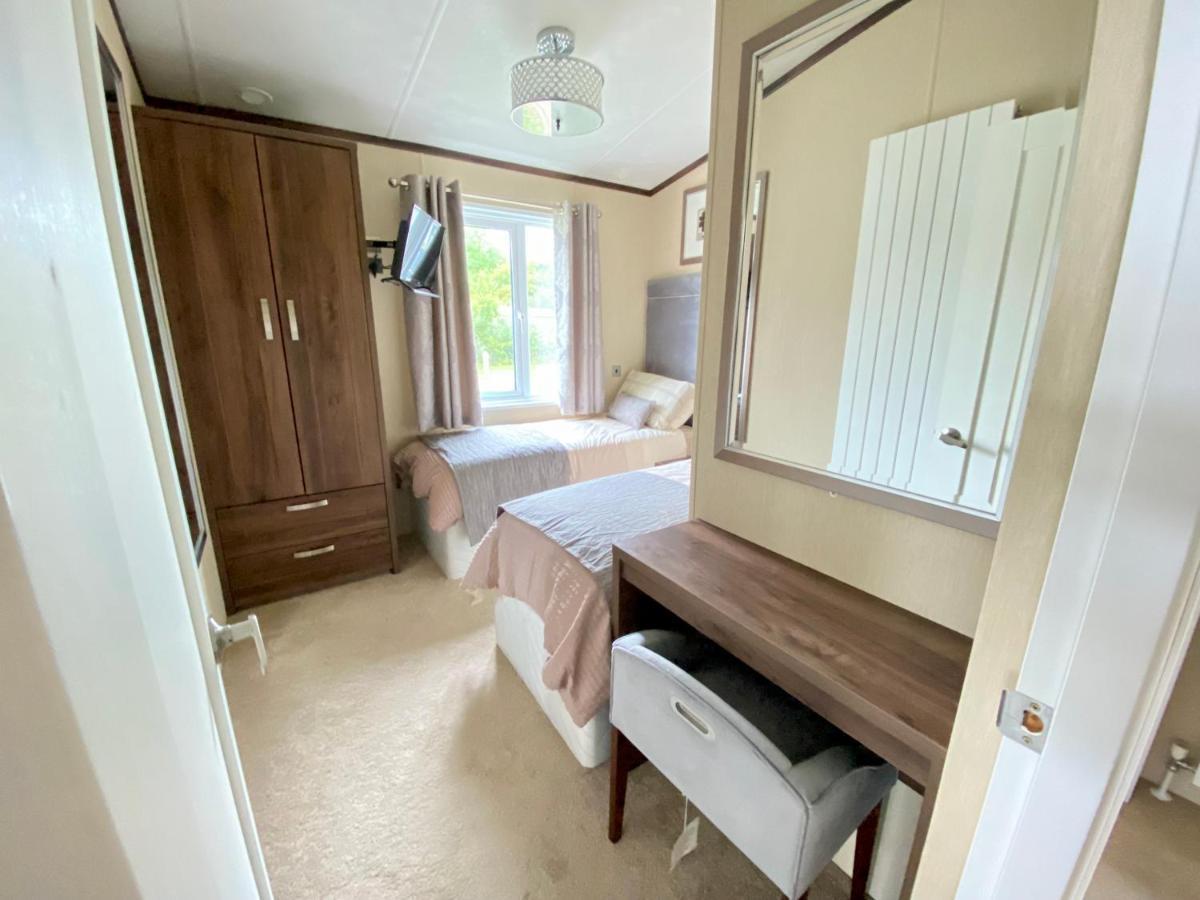 Wildflower, Premium Plus Hot Tub Lodge South Cerney Eksteriør billede