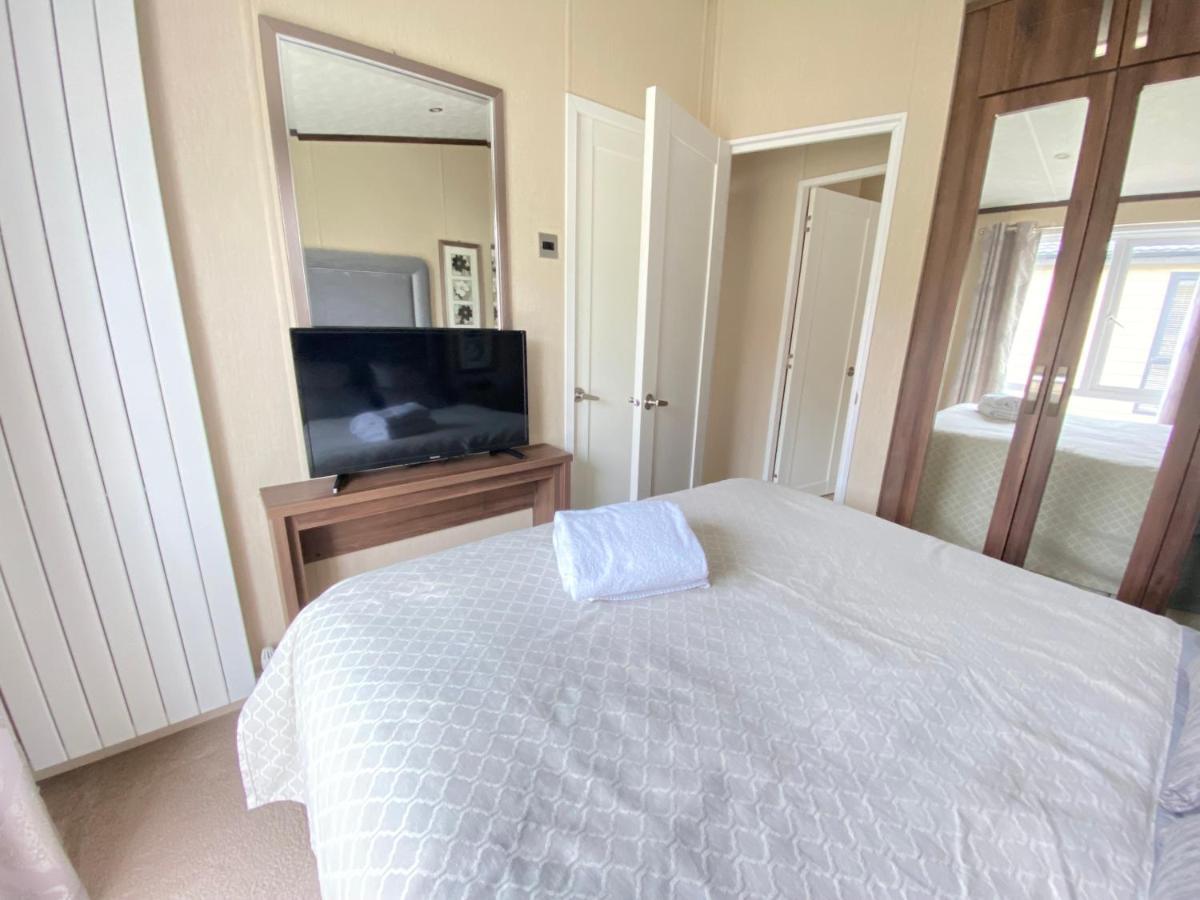 Wildflower, Premium Plus Hot Tub Lodge South Cerney Eksteriør billede