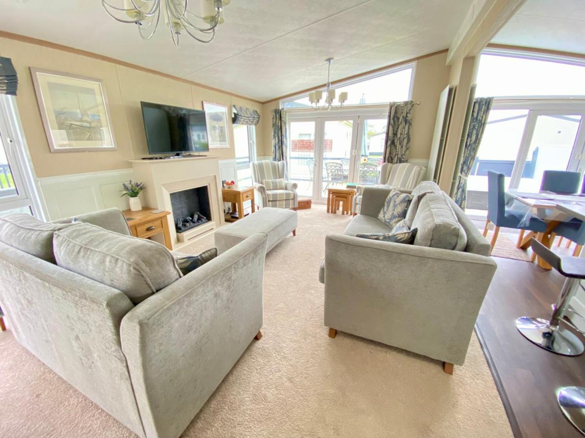 Wildflower, Premium Plus Hot Tub Lodge South Cerney Eksteriør billede