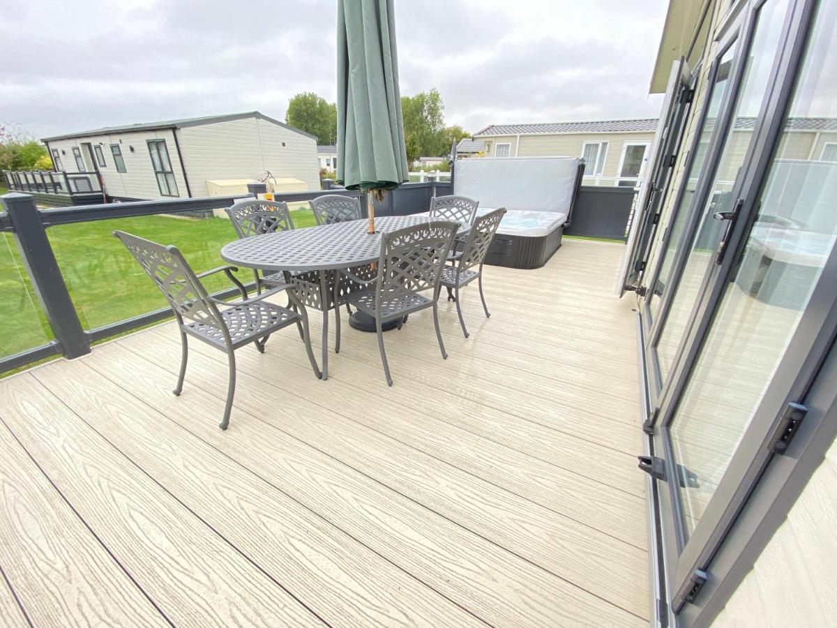 Wildflower, Premium Plus Hot Tub Lodge South Cerney Eksteriør billede