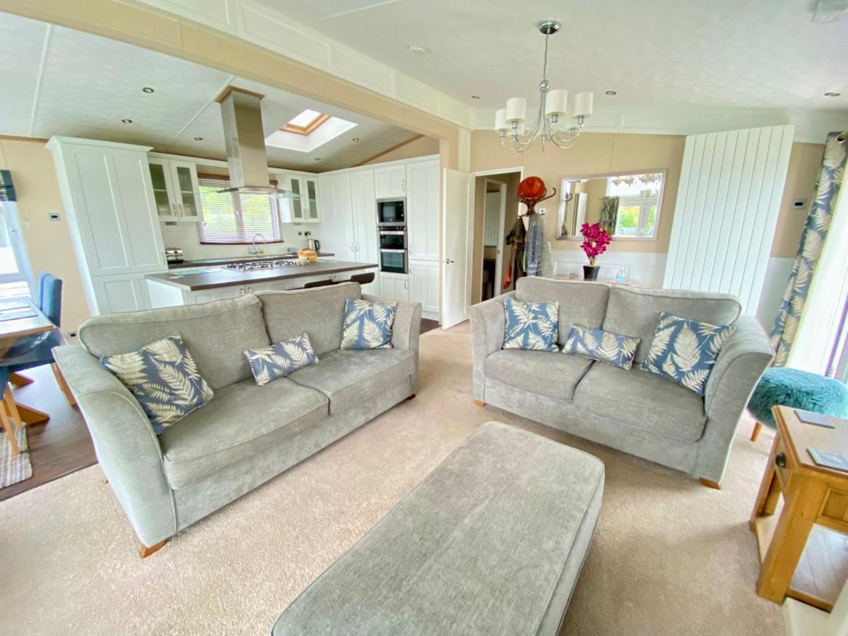 Wildflower, Premium Plus Hot Tub Lodge South Cerney Eksteriør billede