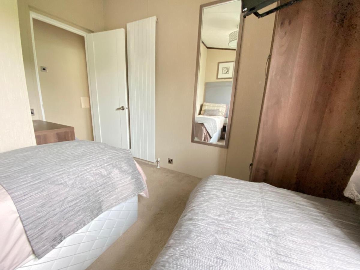 Wildflower, Premium Plus Hot Tub Lodge South Cerney Eksteriør billede