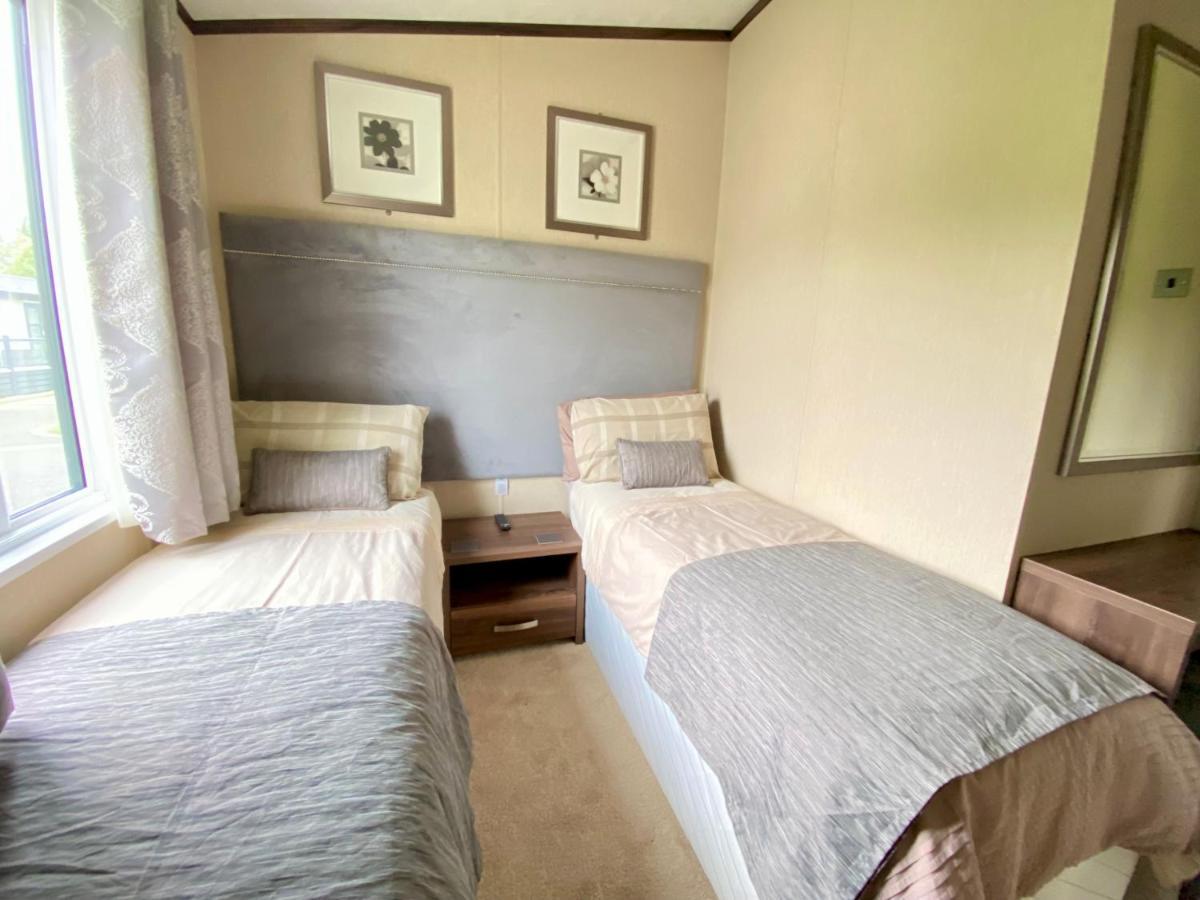 Wildflower, Premium Plus Hot Tub Lodge South Cerney Eksteriør billede