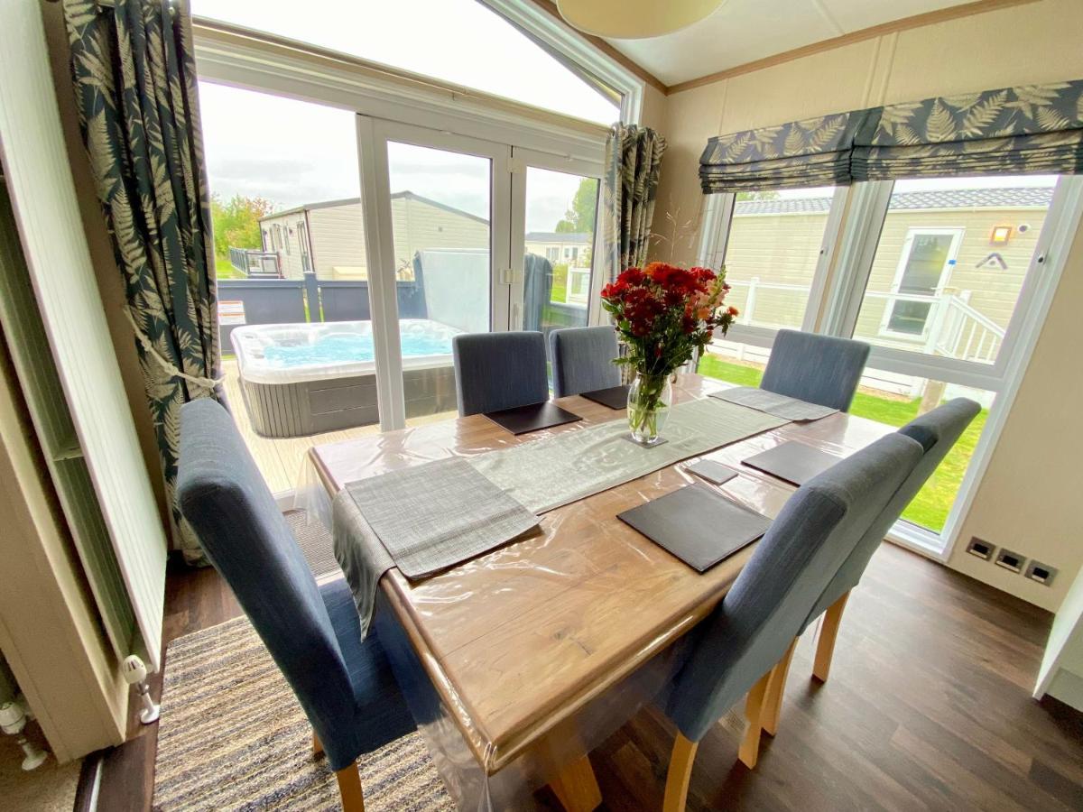 Wildflower, Premium Plus Hot Tub Lodge South Cerney Eksteriør billede