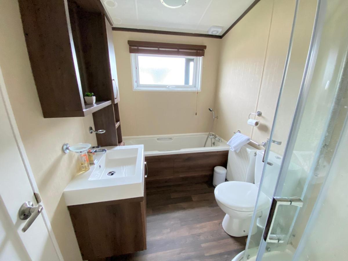 Wildflower, Premium Plus Hot Tub Lodge South Cerney Eksteriør billede