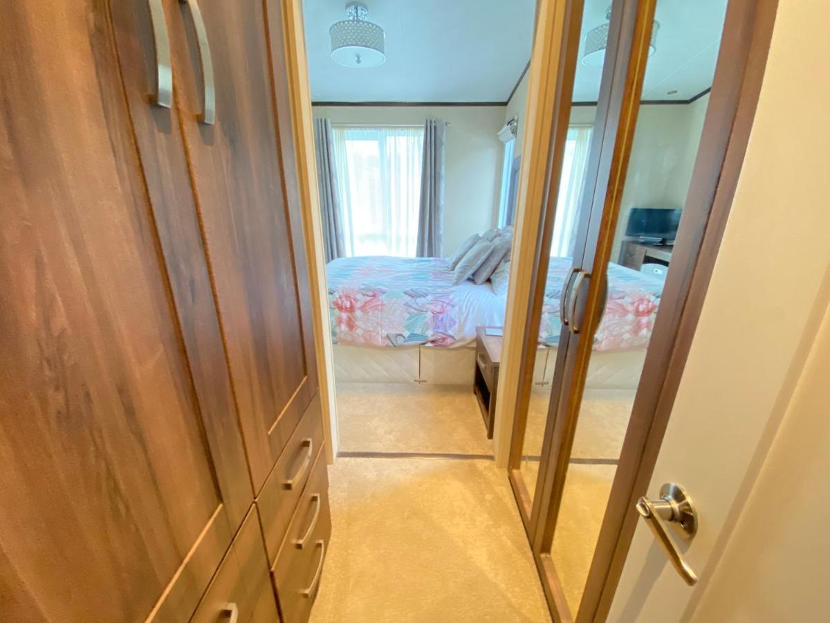 Wildflower, Premium Plus Hot Tub Lodge South Cerney Eksteriør billede