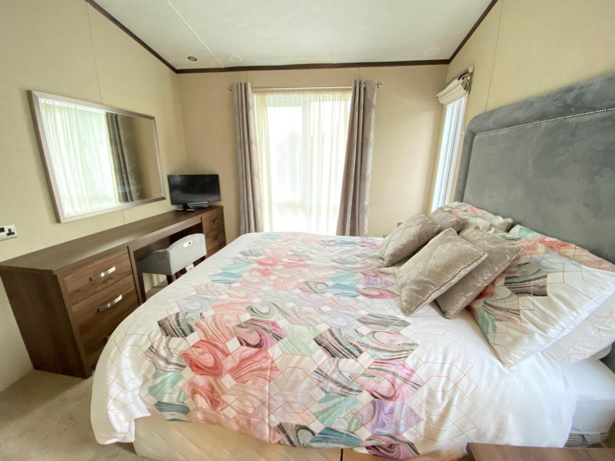 Wildflower, Premium Plus Hot Tub Lodge South Cerney Eksteriør billede