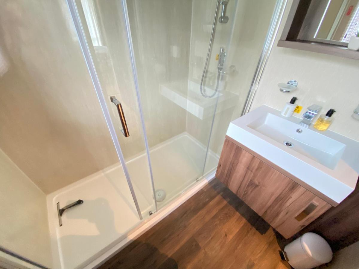 Wildflower, Premium Plus Hot Tub Lodge South Cerney Eksteriør billede