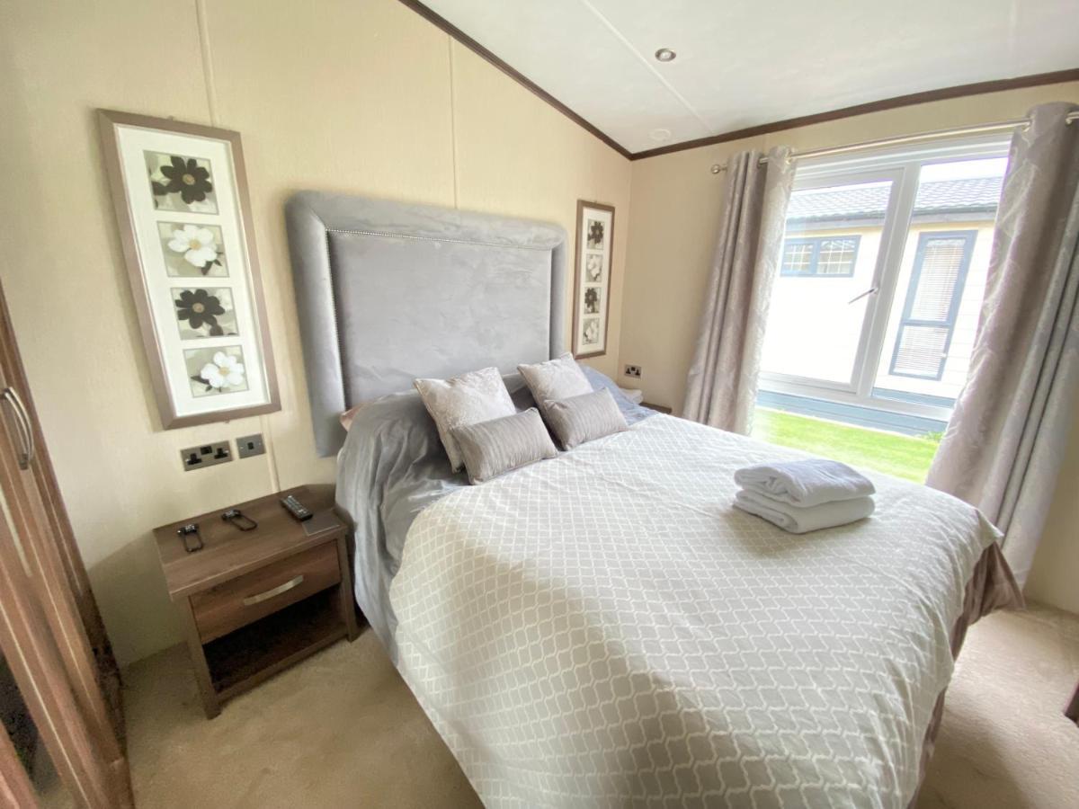 Wildflower, Premium Plus Hot Tub Lodge South Cerney Eksteriør billede