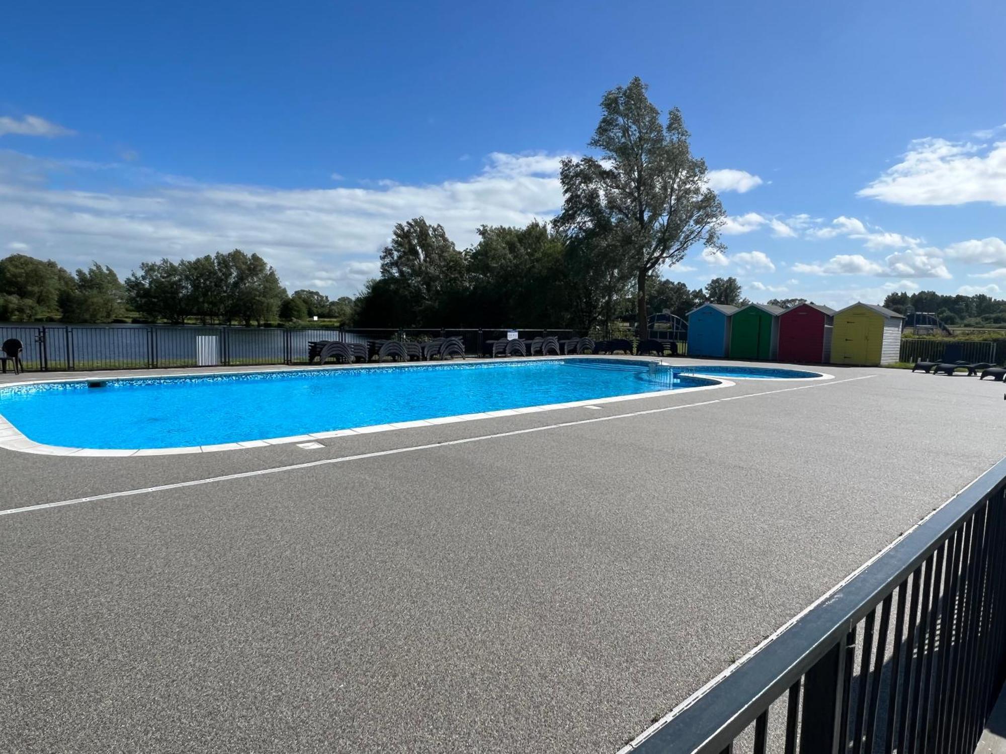 Wildflower, Premium Plus Hot Tub Lodge South Cerney Eksteriør billede