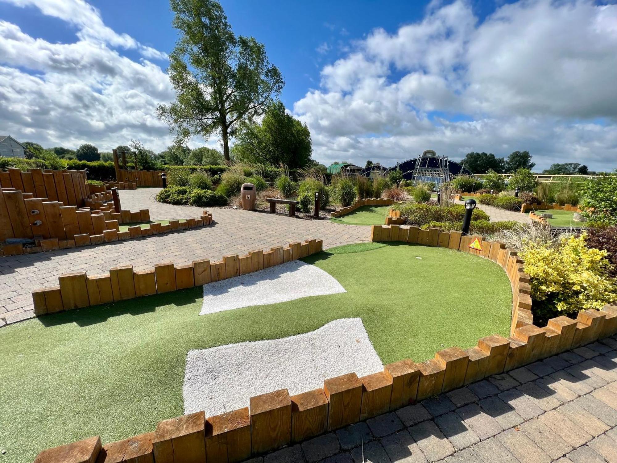 Wildflower, Premium Plus Hot Tub Lodge South Cerney Eksteriør billede